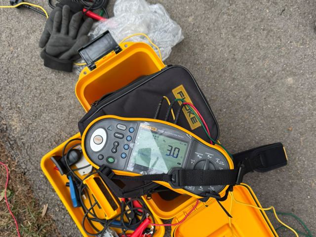 Merni instrument Fluke 1653B pri merenju uzemljenja
